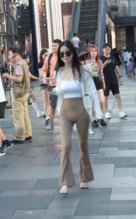 喜欢看穿紧身裤的小姐姐～凹凸有致