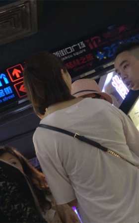 漂亮的指甲油美足