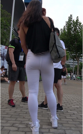 白色紧身裤美女