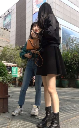 4k-黑色连衣裙漂亮美女街拍美腿 [1.54 GB]