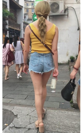 黄发热裤小妹
