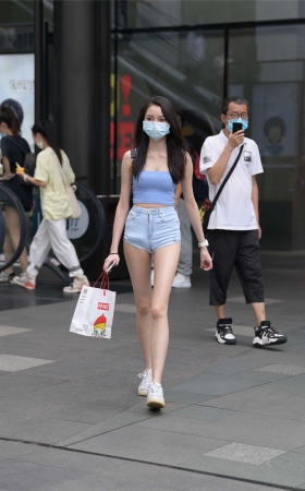 青春靓丽牛仔短裤