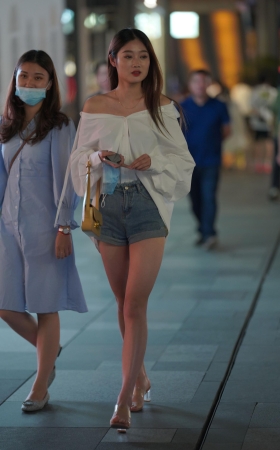 热裤长腿美女
