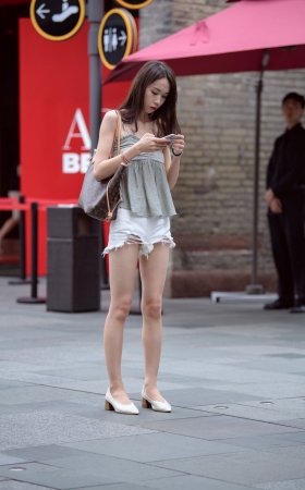 超短白热裤美女在等人