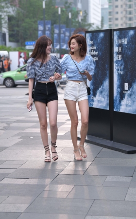 两个漂亮的小姐姐