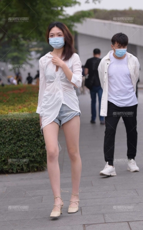 热裤大白腿美眉 [14P]