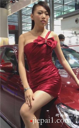 性感长腿笑容甜美大红短裙美女车模。