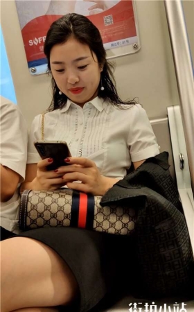 甜美的酒窝美女