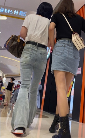 商场里的灰牛小姐姐