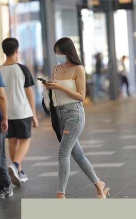吊带紧牛美女3A8230[913M]