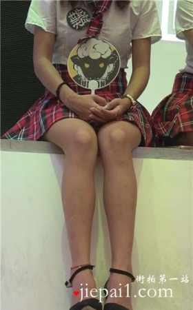 楚楚动人的学生制服美腿小萝莉少女。
