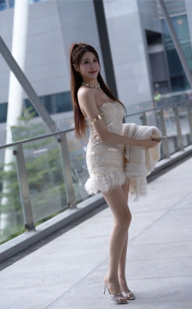 抹胸白裙鹿鹿睡不醒