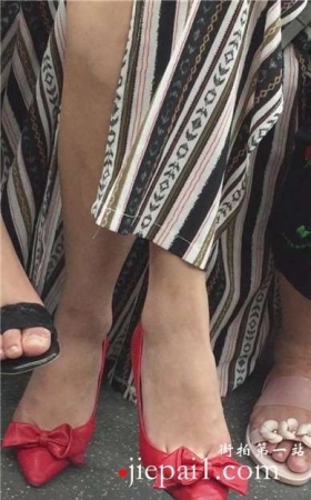 事业线超低的复古风长裙妹子，脸上的粉抹得有点多哦。