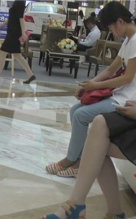 4k-商场等男友的丝袜美足美女，超级漂亮。