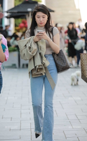 浅蓝牛仔裤美眉 [21P]