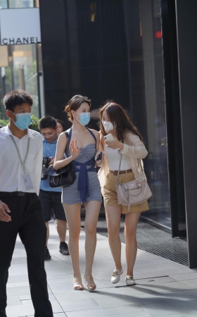漂亮的连体包臀裙气质小姐姐