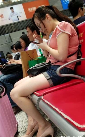 4k超清，粉衣肉肉的高跟美腿少妇
