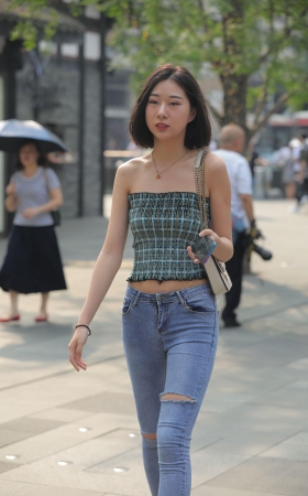 高颜值号身材极品美女，街拍购推荐穿搭