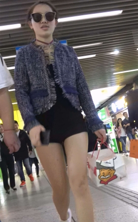 热裤美腿运动鞋美女