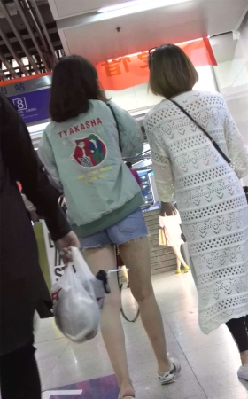 逛商场的热裤清秀美眉们