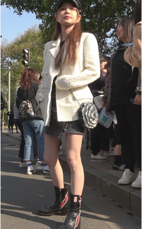 带着帽子的漂亮白嫩美腿美女