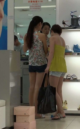 4K - 鞋店买鞋试鞋的长腿美眉 [2.08 GB/MP4]