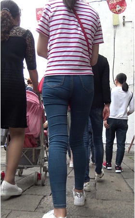 超紧牛仔裤小少妇