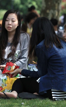 No768 气质忧郁的大学女生，鞋未离脚但依然脚心全露