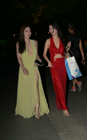 241022-23=87√优雅知性，懂风情的女人 14P