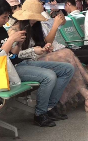 候车室内的美足总是令人应接不暇
