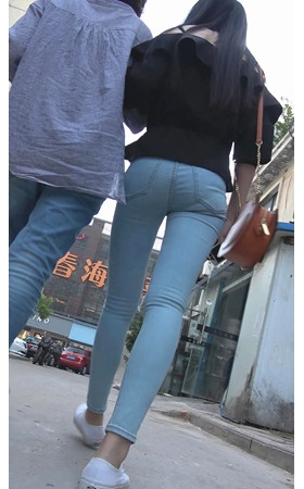 黑衣长腿牛仔妹子