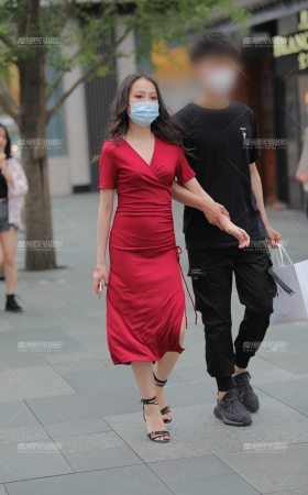 修身红裙展现女人味 [23P]