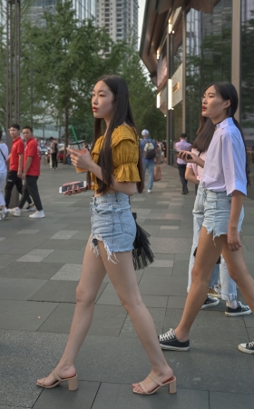 热裤大长腿凉跟美女