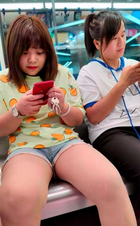 地铁上薄薄肉丝热裤小肥妹
