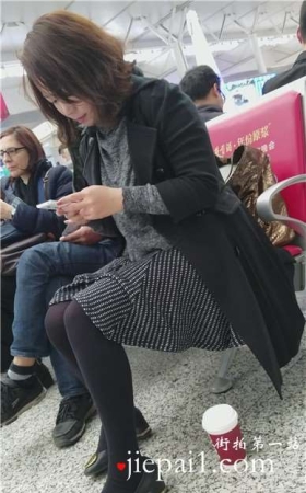 4k-高铁站候车室拍摄黑丝短裙极品甜美女孩。
