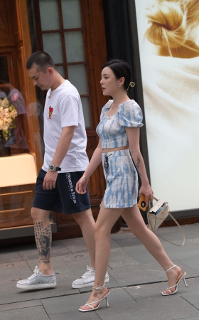 22511-6+88√美腿高跟美少妇