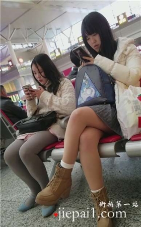 4k-高铁站候车室拍摄会丝袜白毛衣长腿美女姐妹