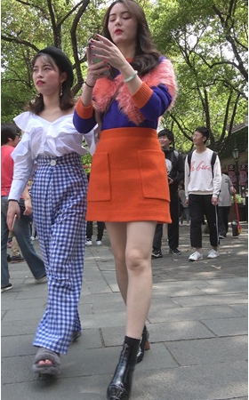 玩手机的高腰时尚小姐姐
