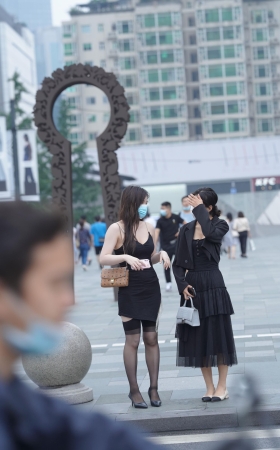 漂亮的吊带黑丝美女