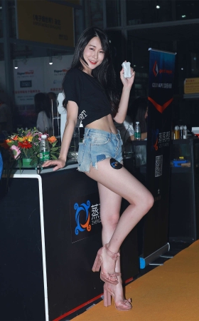 销魂而甜美的大长腿美女