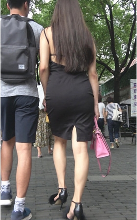 街拍黑色连体包臀裙美女