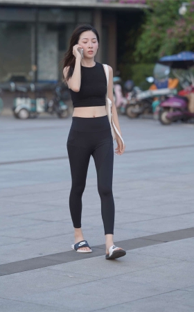 黑色运动装魅力显白