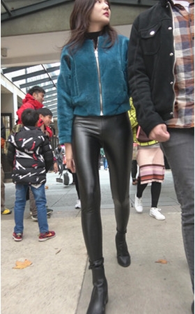 漂亮的黑色紧身皮裤美女《一》