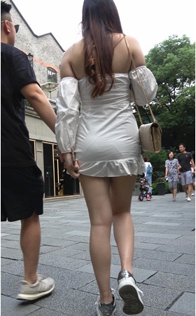 漂亮的白嫩丰满美腿小姐姐