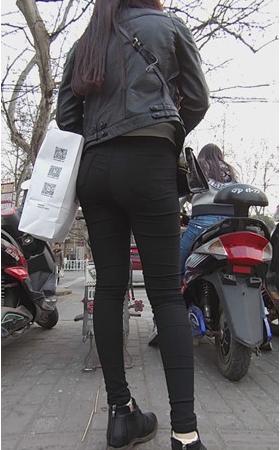 黑色长腿紧身裤美女