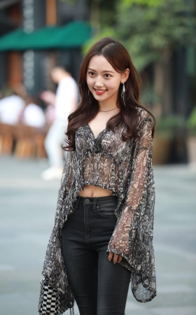 漂亮的气质牛仔美女