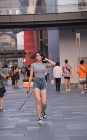大长腿紧致热裤美女