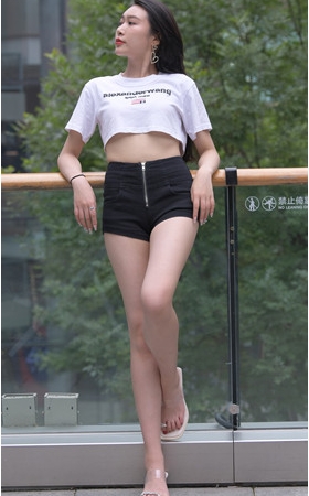 黑色热裤美腿美女【套图+视频】
