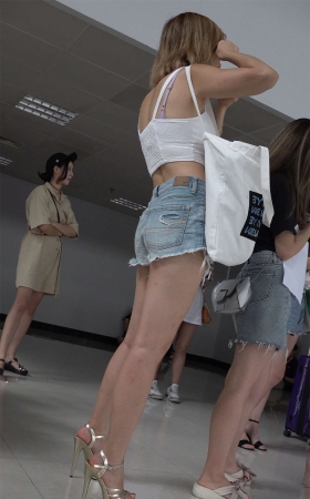 极品高跟街拍热裤美腿美女