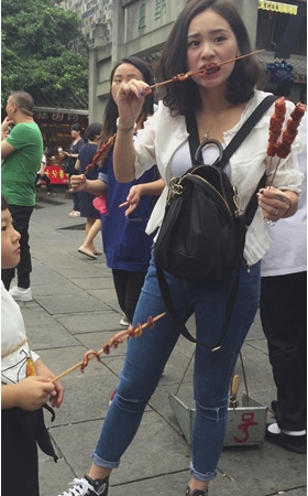 吃炸串的小姐姐